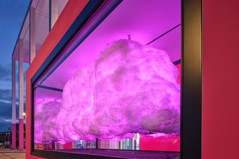 Detail: die angestrahlte Wolke hinter der Scheibe des Containers