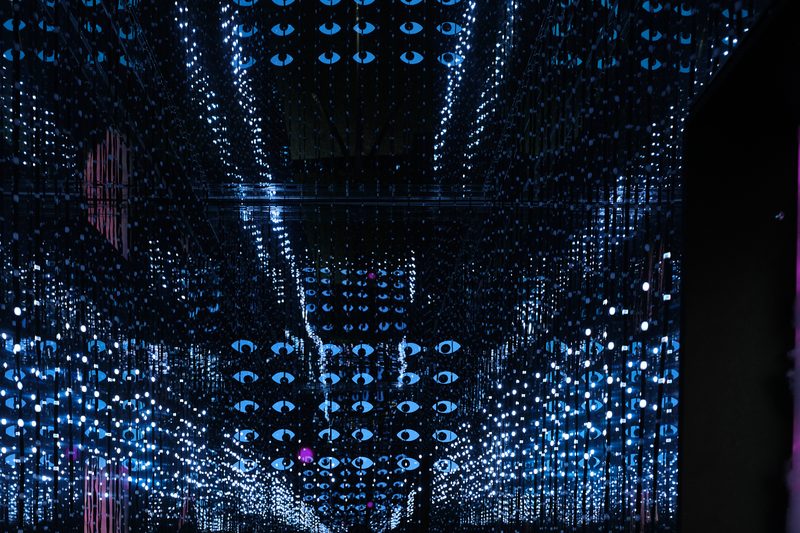 Im Inneren der Wolke: LED-Stränge in einem Spiegelraum, der unendlich tief wirkt