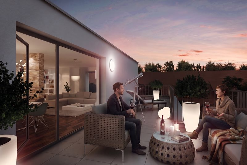 Visualisierung, 2026 mit KI veredelt und belebt: Dachterrasse im Abendlicht, ein Paar mit Weingläsern